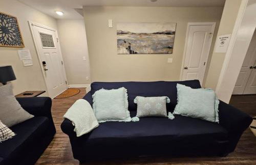 Large 3 bedroom Downtown Parking - Photo 4