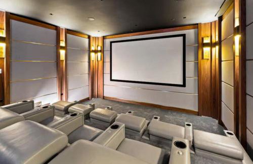 Luxurious 5BR Villa in BH with Pool, Theater, and Views - Foto 3