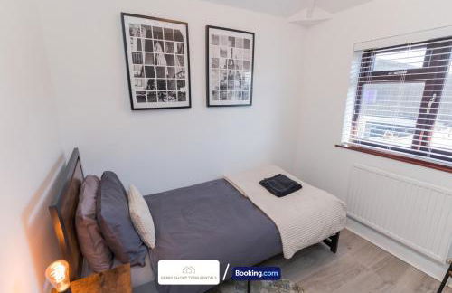 Award-Winning Four Bedrooms House, Parking, WiFi By Derby Short Term Rental Short Lets & Serviced Accommodation Derby - Foto 5