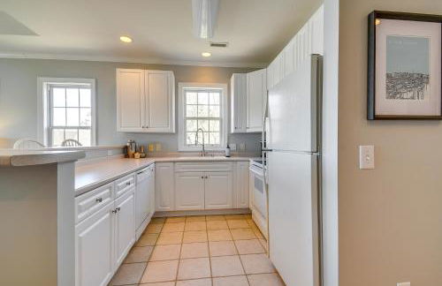 Spacious Southport Condo with Balcony! - Foto 7