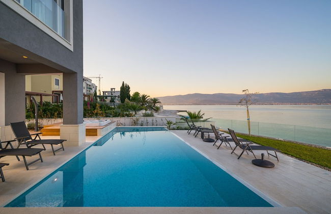 Beachfront Villa Grey Martini with Pool - Foto 36