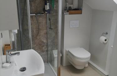 Dom nad jeziorem z prywatnym pomostem i linią brzegową - Foto 18