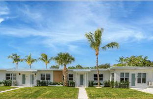 M Lake Worth Beach - Modern Villas Near West Palm Beach, Chic Retro Vibes, King Bed, Cozy Backyard, BBQ, Workspace, High-Speed Internet, Free Parking, 5 Minutes to Downtown & Beach - Foto 24
