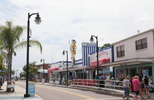 Spacious 3BR Family Home Near Sponge Docks - Foto 50