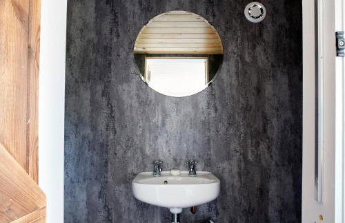 Extraordinary Huts Ltd - Photo 53