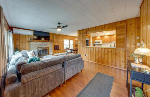 Game Room, Hot Tub and Fire Pit Pocono Lake Escape! - Foto 7