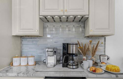 Stunning Gem Home w Heated Salt Pool & Game Room - Foto 20