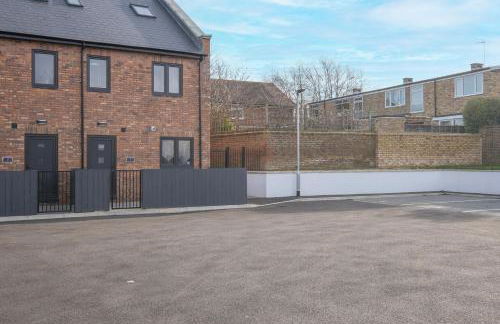 Modern 4 Bedroom House With Parking in Farnham Royal, Slough By 360stays - Foto 42