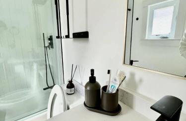 NEW cozy getaway near Mt Monadnock with hot tub - Foto 45