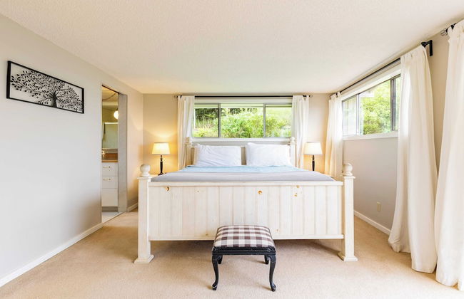 Private Beach Access + Water Views! Sleeps 18, Historic 6bdr Farmhouse w/ Deck - Foto 25