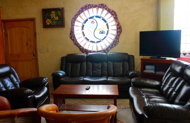 Mid-century Ocean View Apartment - Photo 13