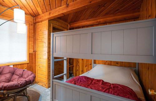 3BR Fife Lake Getaway with Fire Pit & Hot Tub - Foto 11