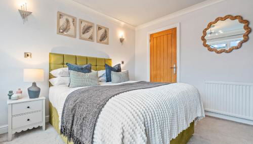 M54 Luxury Escape Sleeps 7- 4 Beds Off M54 - Driveway Parking- RAF Cosford Telford Albrighton Oxley Staffordshire -JLR Wolves Stafford I54 Business Park- 10 Mins to M6- 45 Mins to NEC and BHX Airport Regular & Long Work Stays available - Samina- ARZ Stays - Foto 3, wardrobe