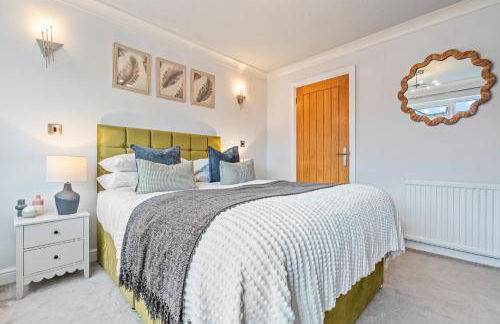 M54 Luxury Escape Sleeps 7- 4 Beds Off M54 - Driveway Parking- RAF Cosford Telford Albrighton Oxley Staffordshire -JLR Wolves Stafford I54 Business Park- 10 Mins to M6- 45 Mins to NEC and BHX Airport Regular & Long Work Stays available - Samina- ARZ Stays - Foto 3