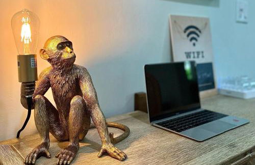 Spacious 4BR/3BA pool home, stylishly decorated - Foto 29