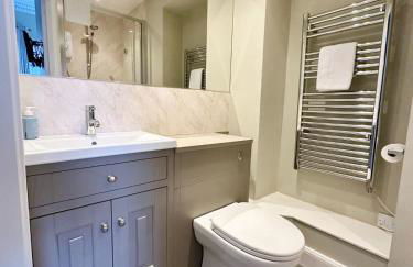 Rosebank House - 12 Guests, 6 Ensuite Bedrooms, EV point, Games Rooms, Wood Burner, Pet Friendly! - Photo 39