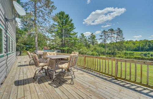 Spacious Winter Retreat with River Access and Kayaks! - Foto 36