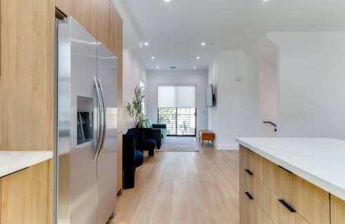 Modern Luxe Retreat Three-Bedroom #4 - Photo 12