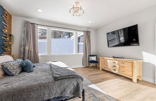 New Mountain Bluebird - walk to lake, golf, and town - game rm - family friendly - sleeps 14 - Photo 16