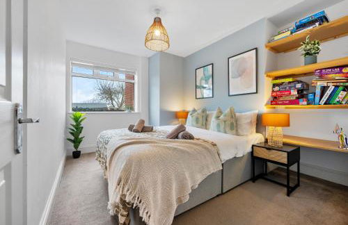 LONG TERM STAY SPECIAL OFFER AVAILABLE! 5-Bedroom Spacious, Stunning Design, Sociable Areas & Cosy House Near South Downs Park, Sleeps 11 with GAMES Room, PRIVATE PARKING and GARDEN - by Blue Puffin Stays - Foto 44