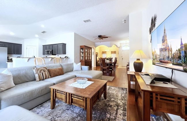 Lovely Lakeside 4-bed Pool Home At Villa Sol-3125 4 Bedroom Home by RedAwning - Foto 1