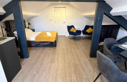 Loft studio apartment, BL, Town Centre, Secure gated parking option, Modern, fresh and spacious living, Netflix ready TV, Wifi - Photo 3