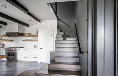 Luxury 4-Bedroom Container Home, Hot-Tub & Firepit - Foto 11