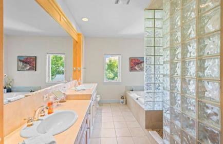 Vineyard Estate w Pool Spa Bocce Ball Mins to Wineries Park Lawndale Manor by AvantStay - Foto 22