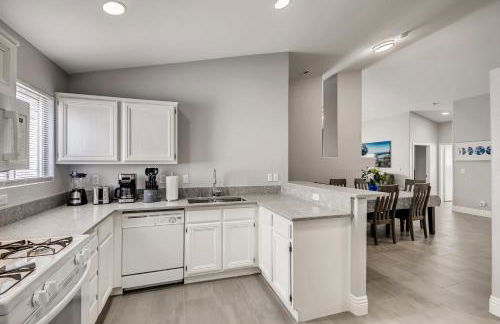 Luxurious House With A Pool, Spa, and Patio, Sleeps 6 Comfortably - Foto 18