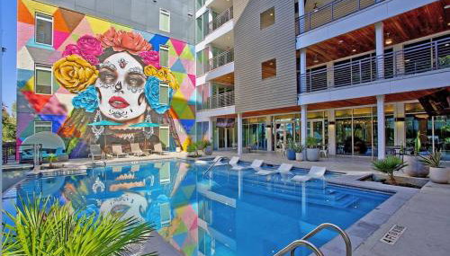 Top Floor City Views! King Bed Pool Gym Free Parking - Foto 2