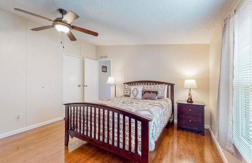 Riverfront Stay Sleeps 6 Deck Firepit Water View - Foto 16