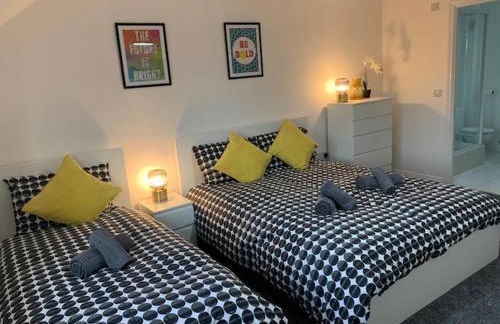 Spacious and central 4-bedroom house with parking - Foto 2