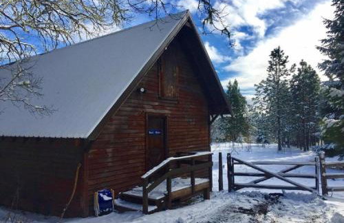 Rustic Cabin Rental in a Wild Meadow near Crater Lake National Park, Oregon - Photo 9