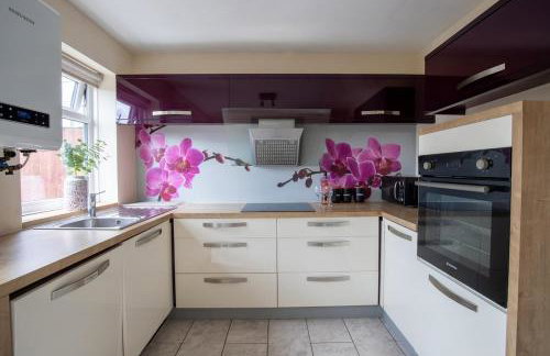 2BR Home Near Shops & Transport Links - Foto 41