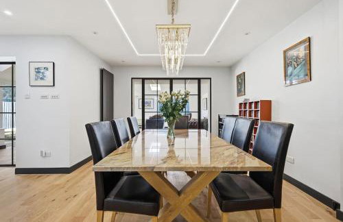 Month Stays, Free parking Luxury 4 Bed - Photo 27