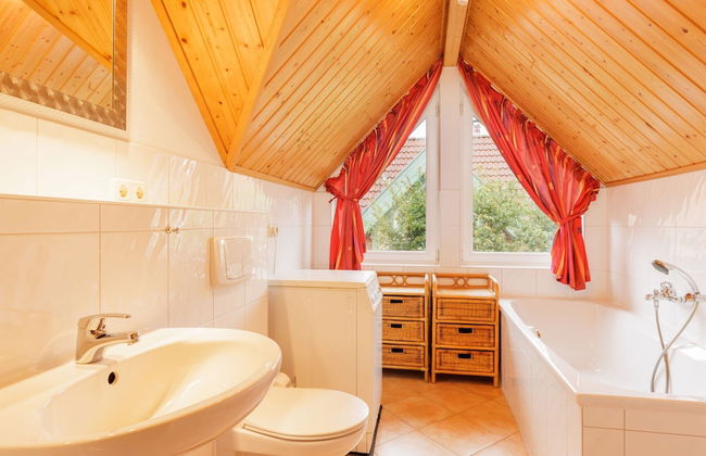 Cozy Holiday Home with Wood Burning Stove near Water - Foto 7