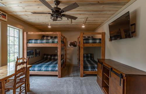 Uncle Chris Cabin by KABINO Air Conditioning Smart TVs Chefs Kitchen Spacious WiFi Grill Bills Island Reservoir Fishing - Foto 35