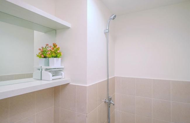 Minimalist and Cozy Stay 2BR at Podomoro Golf View Apartment - Foto 19