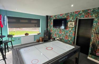 Large stylish home with Games room 5 bedroom sleeps 11 free WiFi and parking - Foto 8