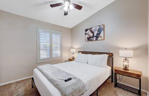 Cozy Getaway with King Bed, BBQ & Spacious Backyard - Photo 29