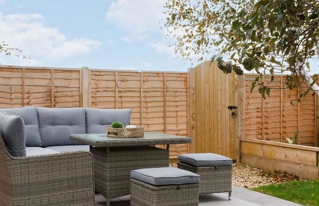 Coastal Retreat for 8 With Hot Tub - Walk to Beach - Foto 48