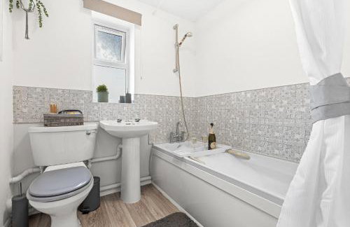 Spacious 3-Bedroom House with Parking Family Friendly - Foto 7