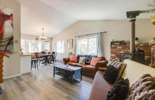 NEW! Cozy & Secluded House w/Deck - Near Yosemite! - Foto 16