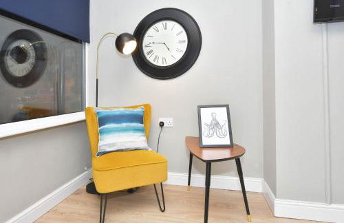 Elm House by YourStays - Lovely home in Cheshire, quiet residential street - Photo 11