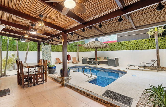 Spacious Home w/ Private Pool & Covered Patio Near the Beach - Foto 22