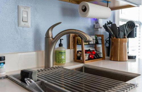 Coastal Haven Minutes From Beaches and Downtown - Foto 11