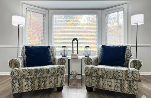 King Bed! Soaking tub! Fenced Yard w Screen Patio - Foto 7