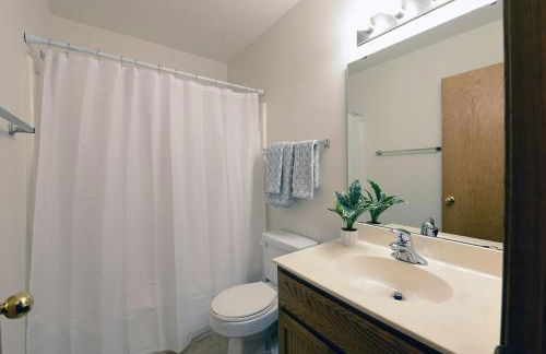 Updated Twin Home near Sanford Medical Center - Foto 6