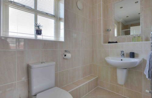 Elizabeth II Five Bedroom Spacious Home - Foto 20