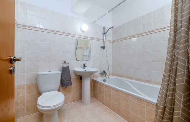 2 bed Apartment Overlooking Pool - Oroklini - Foto 8